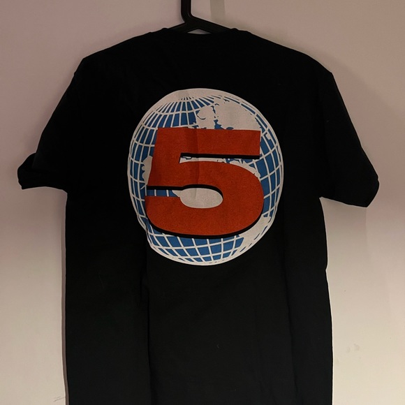 Channel 5 tee in a size medium - Picture 3 of 3